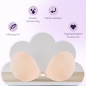 Vier iconen: 'Ultrazacht', 'Zweetbestendig', 'Herbruikbaar', 'Hypoallergeen & latexvrij'. Beige plak-bh onderaan.