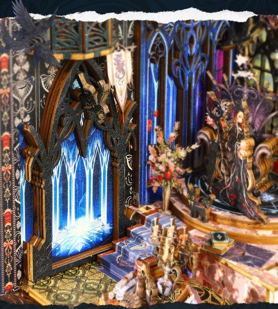Miniatuur interieur met een troon, een koningin in zwarte jurk, en een magisch raam met blauwe gloed.