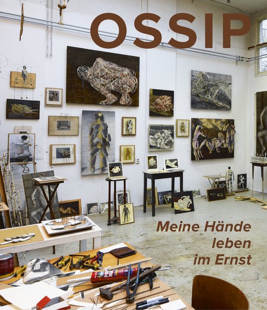 Boek 'OSSIP' met tekst 'Meine Hände leben im Ernst' in een kunststudio met schilderijen en beelden.