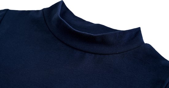 Col roulé bleu marine, gros plan du col.