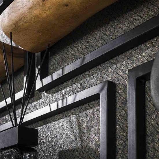 Close-up van een naturel acaciahouten wandplank met ruwe rand, tegen een donker textuurbehang met zwart metalen frame.