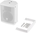 Witte luidspreker met grill en logo, naast een witte montagebeugel met bevestigingsmateriaal.