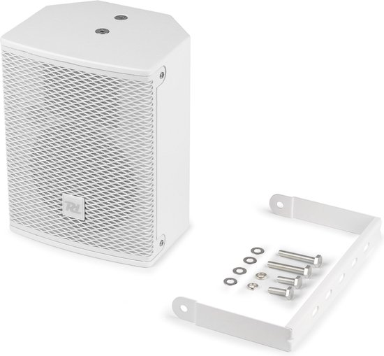 Witte luidspreker met grill en logo, naast een witte montagebeugel met bevestigingsmateriaal.