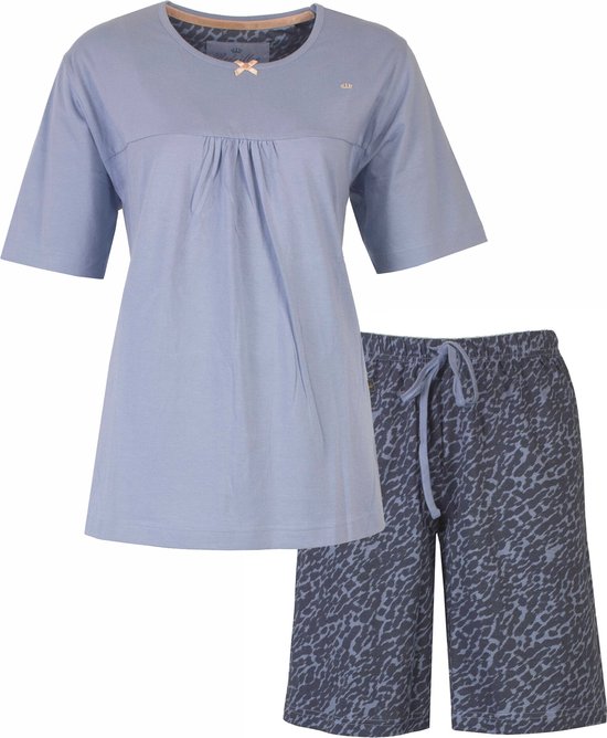 Lichtblauwe pyjamatop met korte mouwen en grijze short met dierenprint. De top heeft een strikje.