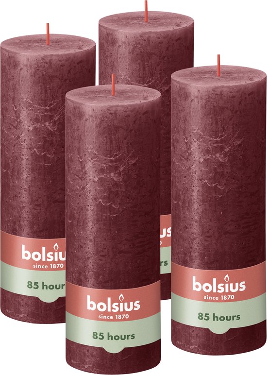 Vier bordeauxrode kaarsen met rustieke textuur en een witte band met 'bolsius since 1870'.