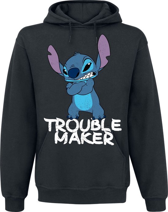 Zwarte hoodie met Stitch die met gekruiste armen staat, met de tekst "TROUBLE MAKER".