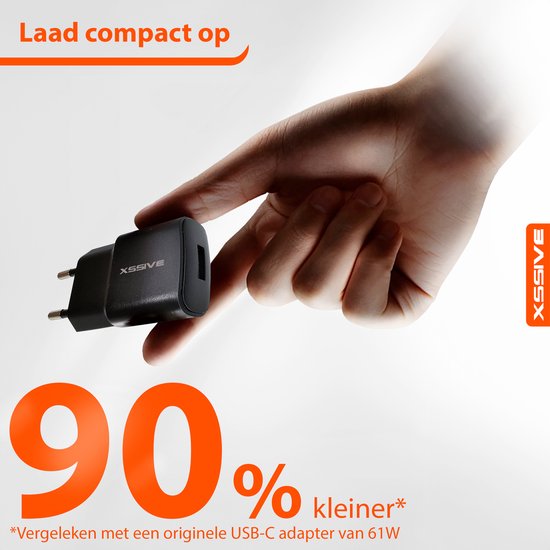 Main tenant un petit chargeur USB Xssive noir. 90% plus petit comparé à un adaptateur USB-C original de 61W.