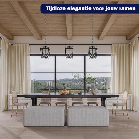 Eetkamer met grote ramen, verduisterende gordijnen en een zwarte gordijnroede.