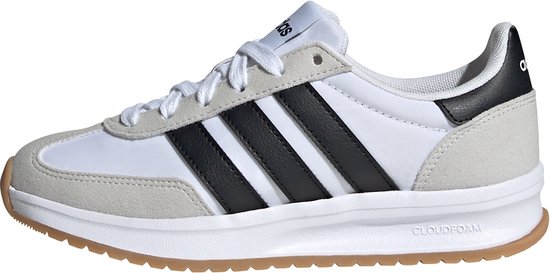 Wit Adidas sneaker met zwarte strepen, suède details en 'Cloudfoam' op de zool.