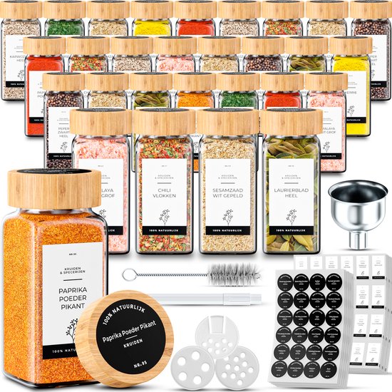 Een verzameling Organess kruidenpotjes, met accessoires zoals etiketten, trechter en borstel.