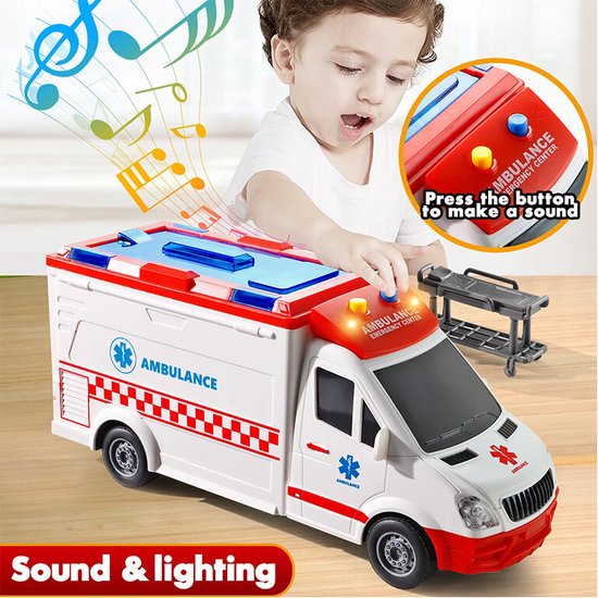 Wit ambulance speelgoed met rode accenten, verlichting en geluidseffecten. Een jong kind duwt op de knop.