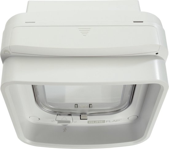 Bovenaanzicht van het witte SureFlap microchip kattenluik met een gesloten transparante deur.