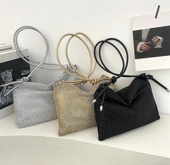 Drie metallic clutches in zilver, goud en zwart, met gesprikte bandjes.
