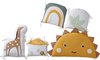 Ensemble de coussins de lit : girafe, maison avec lion, soleil, arc-en-ciel et feuille sur fond quadrillé.