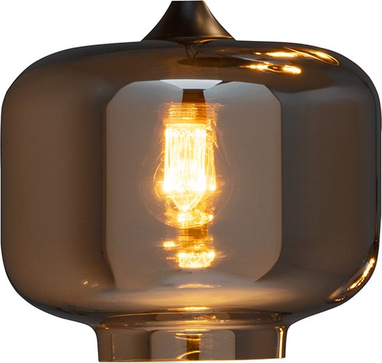 Een ronde, rookglazen hanglamp met een gloeilamp, op een witte achtergrond.