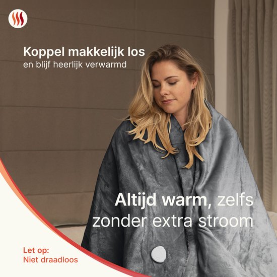 Vrouw omhuld door een zachte, grijze elektrische deken. Koppel makkelijk los en blijf heerlijk verwarmd. Altijd warm, zelfs zonder extra stroom.