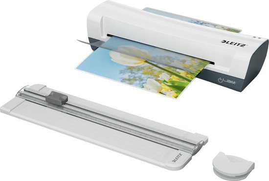 Plastifieuse Leitz blanche avec une image de tulipes sortant d'une plastifieuse. Une massicot et un coupe-coins ronds sont à côté.
