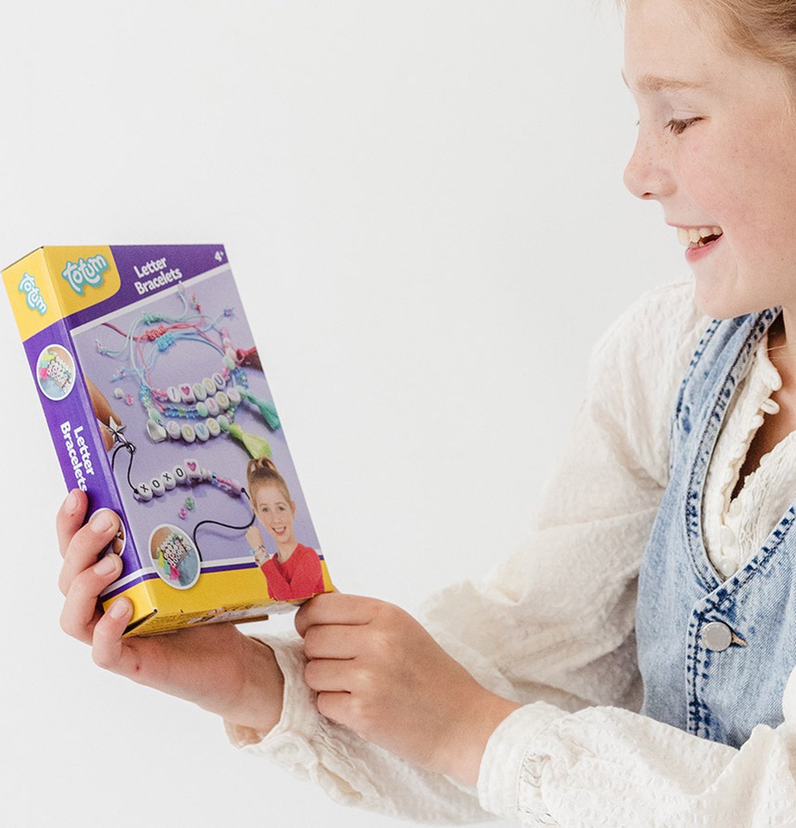 Totum 4 letter armbandjes maken - speelgoed meisjes vanaf 4 jaar - sieradenset knutselen - cadeau tip creatief vriendschaps armbandjes — afbeelding 8