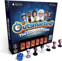 De doos van het bordspel Outsmarted! met de personages, een dobbelsteen en pionnen op een spelbord.
