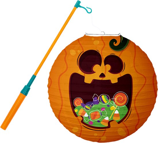 Oranje pompoen lampion met snoepjes erin, met een oranje stokje.