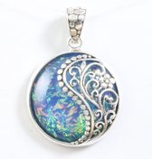 Pendentif rond traditionnel en argent avec opale bleue