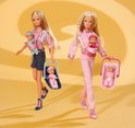 Twee Steffi Love poppen. Links met grijze shorts en roze vest, rechts met roze broekpak. Beide met baby's.