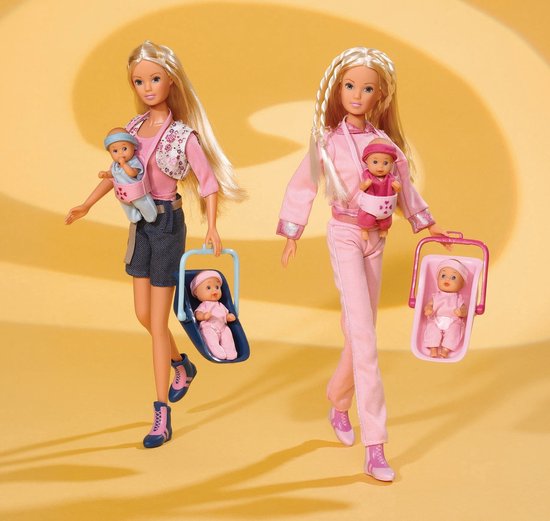 Twee Steffi Love poppen. Links met grijze shorts en roze vest, rechts met roze broekpak. Beide met baby's.