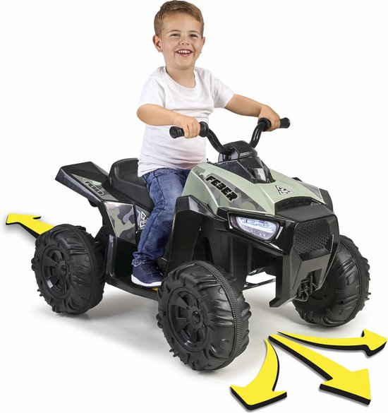 Een jongen met een witte t-shirt, zittend op een groene speelgoedquad met camouflageprint.