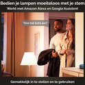 Een man en vrouw kijken naar de camera, een vrouw spreekt "Doe het licht aan" uit. Er staat een lamp aan de linkerkant.