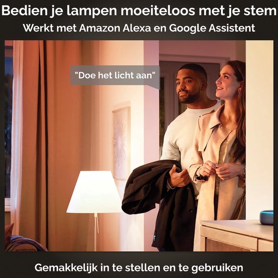 Een man en vrouw kijken naar de camera, een vrouw spreekt "Doe het licht aan" uit. Er staat een lamp aan de linkerkant.