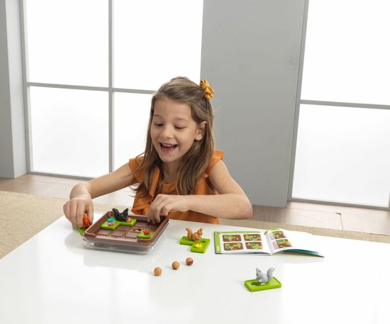 SmartGames Squirrels Go Nuts! - Compacte Schuifpuzzel Denkspel - 60 Educatieve Eekhoorn Uitdagingen - Reisspel & Solospel - Vanaf 6 Jaar