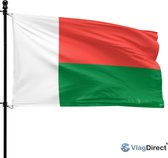 De vlag van Madagaskar met witte, rode en groene horizontale banen, wapperend aan een zwarte paal.