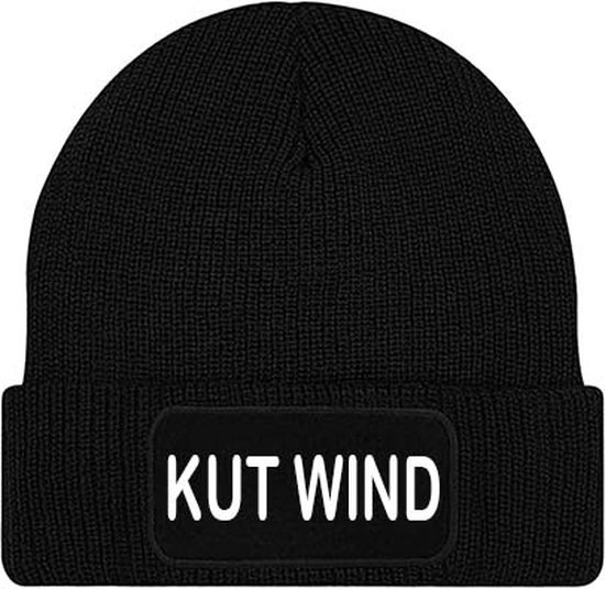 Zwarte beanie met opgestikte patch met witte tekst "KUT WIND".