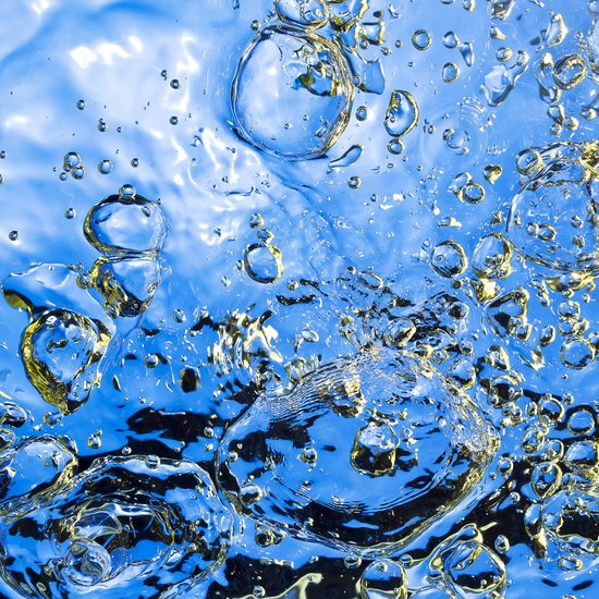 Abstracte weergave van waterbellen in blauw water.