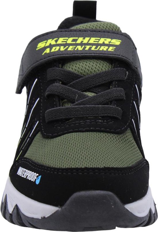 Voorkant zwarte Skechers sneaker met olijfgroene mesh, 'Waterproof' en gele accenten.