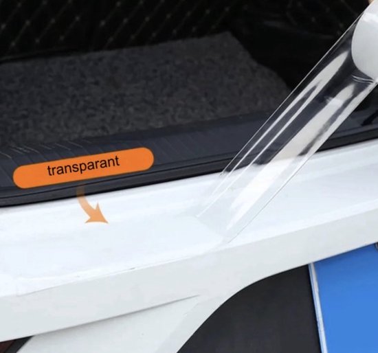 Transparante beschermfolie wordt op de witte achterbumper van een auto aangebracht, met tekst 'transparant'.
