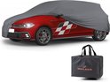 Rode sportauto met grijze autohoes, met ruitdecoratie op de zijkant, naast opgevouwen opberghoes.