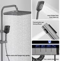 Zilverkleurig douchesysteem met digitale bediening, regendouche en handdouche.