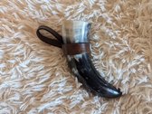 Drinkhoorn Met Riem Houder - bruin - Drinkhoorn - Drink hoorn - Medium 0,3L-0,4L - Natuur hoorn - LARP - live Action Role Play - Accessoires - Larpcenter.nl - Cadeau - Viking - Keltisch
