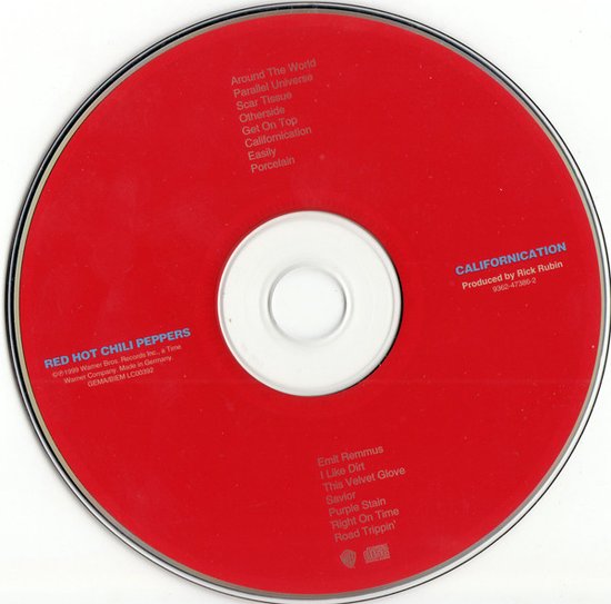 CD met de titel Californication van Red Hot Chili Peppers, met een rode achtergrond en witte tekst.