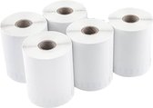 Vijf witte labelrollen op een witte achtergrond.