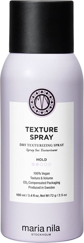 Lichtpaarse fles met zwarte dop, met het label 'Maria Nila Texture Spray'.