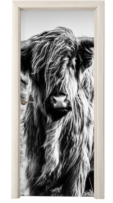Deurposter 75x205 cm - Deursticker Schotse hooglander - Natuur - Koe - Zwart - Wit - Meubelfolie zelfklevend - Deurfolie woonkamer - Interieurfolie fotobehang - Deur plakfolie - Deurstickers - Deurbehang sticker - Kamer decoratie
