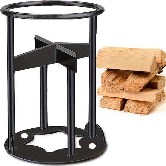 Zwarte metalen houtklover met een stapel gespleten houtblokken ernaast.