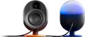 Zwarte satellite speakers met oranje en blauwe LED-verlichting op de voet.