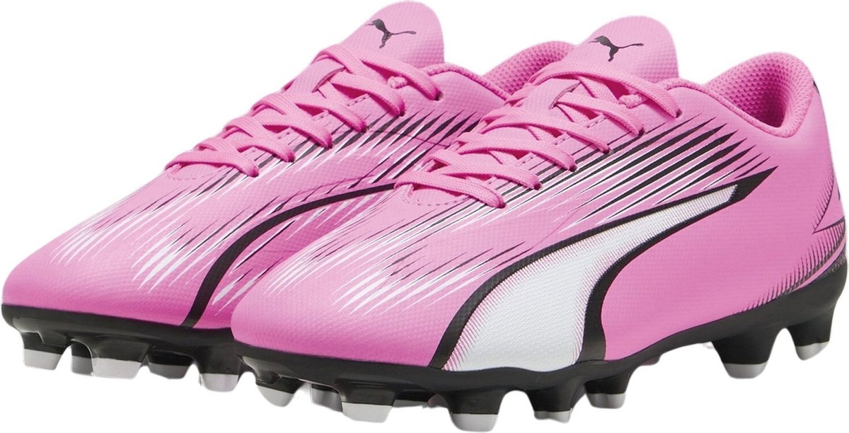 PUMA ULTRA PLAY FG/AG Jr voetbalschoenen in Poison Pink met zwarte en witte details, maat 35. Lichtgewicht en duurzaam.