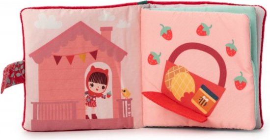 Open stoffen boekje met Roodkapje bij een roze huisje en een picknickmand vol aardbeien.