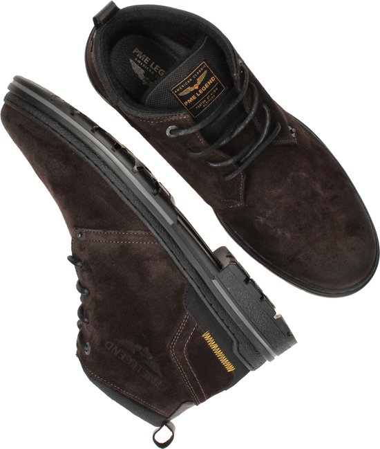 Paar donkerbruine suède veterschoenen met zwarte zool en PME Legend logo op de tong.