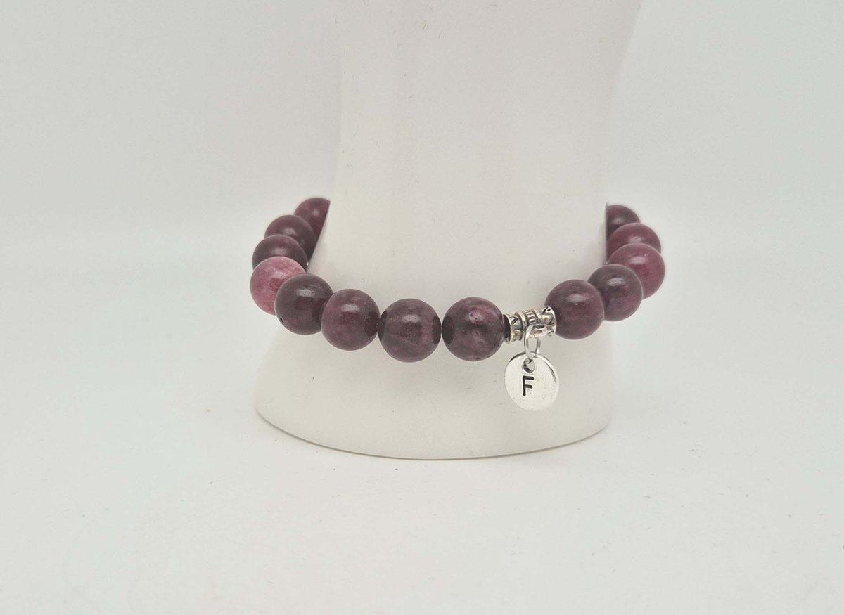 Handgemaakte natuursteen armband met hanger "Letters in cirkel" " Lepidolite" -8 mm diameter van de korrel- Diameter armband 20 cm - Kies je favoriete letters- Een mooi cadeau voor familie en vrienden