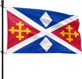 De vlag heeft een wit kruis met blauwe randen op een witte achtergrond. Op de rode vlakken staan twee gele kruizen, de vlag hangt aan een paal.